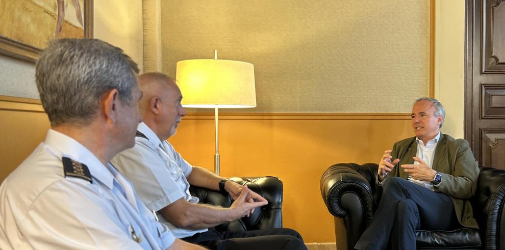 El presidente de Aragón, Jorge Azcón, se ha reunido este lunes con el jefe superior de Policía de Aragón.