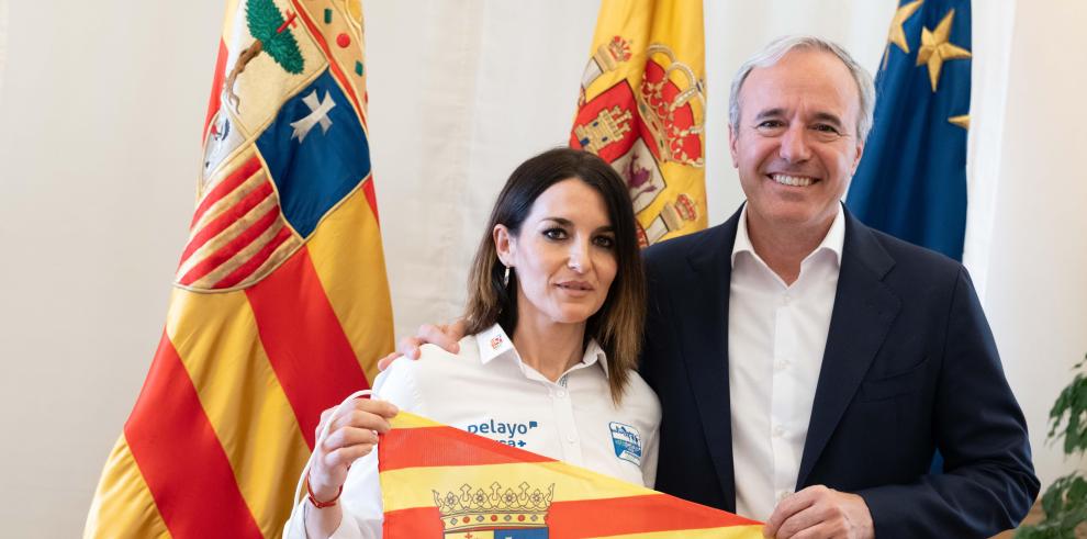 Jorge Azcón ha entregado la bandera a Laura Villa, superviviente de cáncer e integrante del Reto Pelayo.