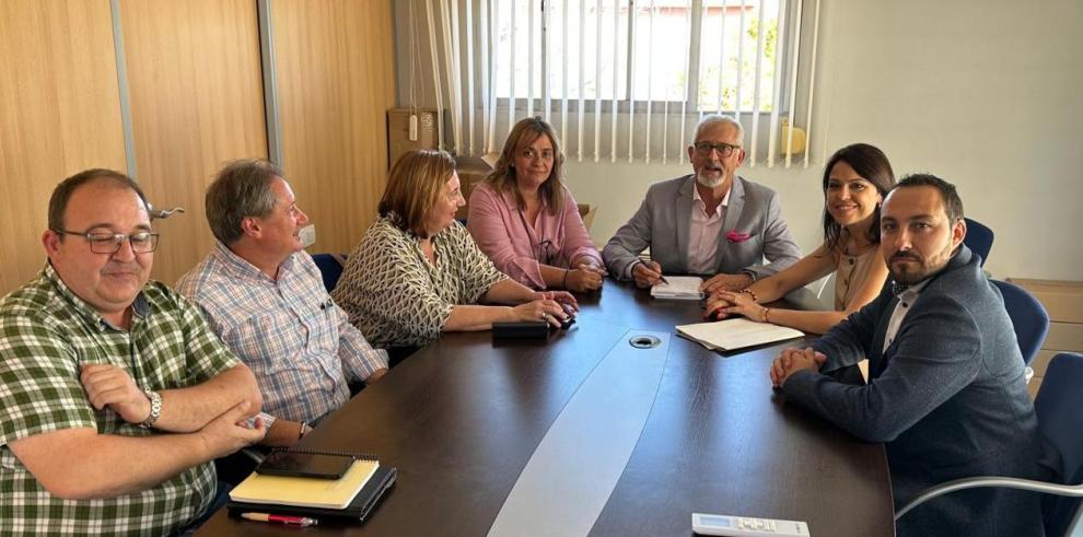 Marina Sevilla, directora general de Administración Local, en la reunión con representantes de varios municipios de la Comarca Central.