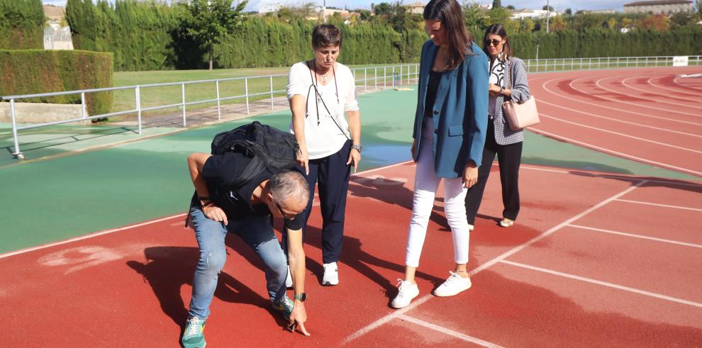 La directora general de Deporte, Cristina García, Alberto Pallarés y Esther Lahoz comprueban el estado de la pista.