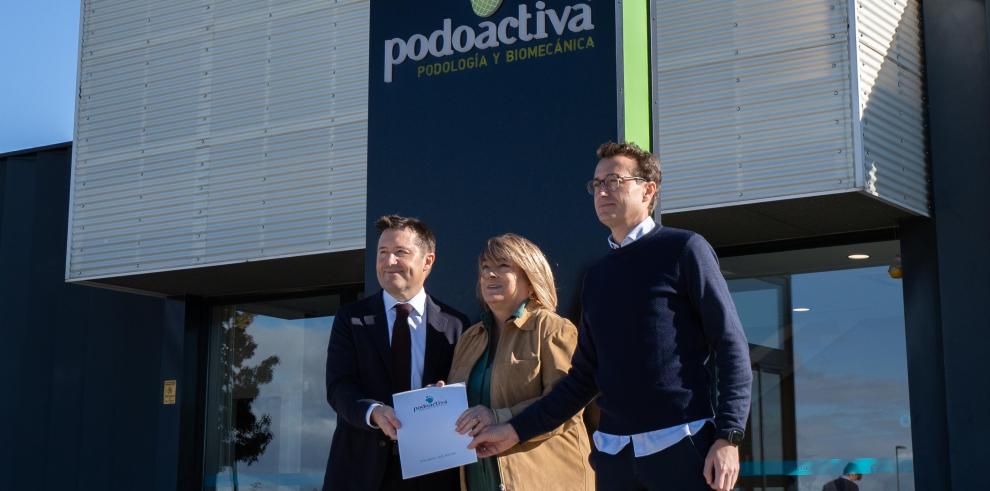 La consejera de Presidencia, Tomasa Hernández, junto a los hermanos Víctor y Javier Alfaro, en su visita a Podoactiva.
