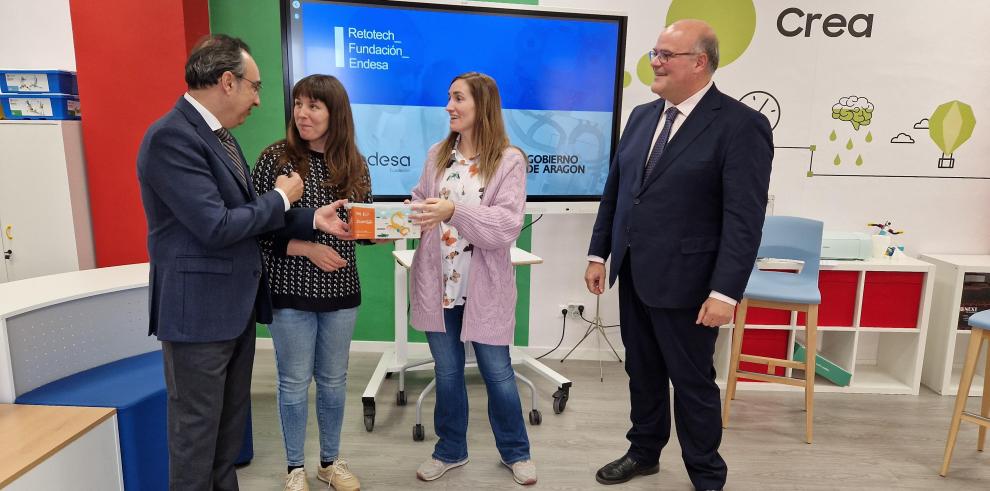 José María Cabello, a la derecha de la imagen, en la entrega de los kits de robótica a las representantes del CEIP Hispanidad de Zaragoza.