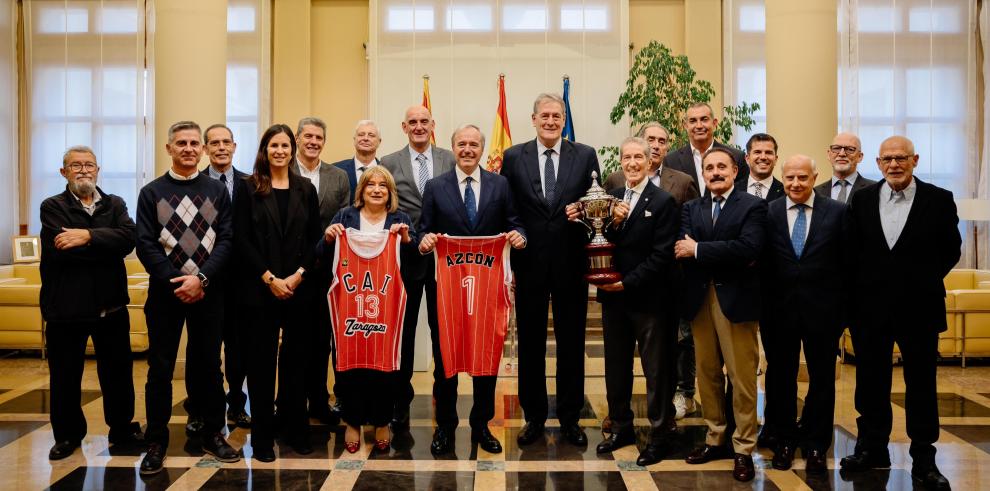 Foto de familia con Jorge Azcón, Tomasa Hernández, Cristina García y miembros del CAI Zaragoza.