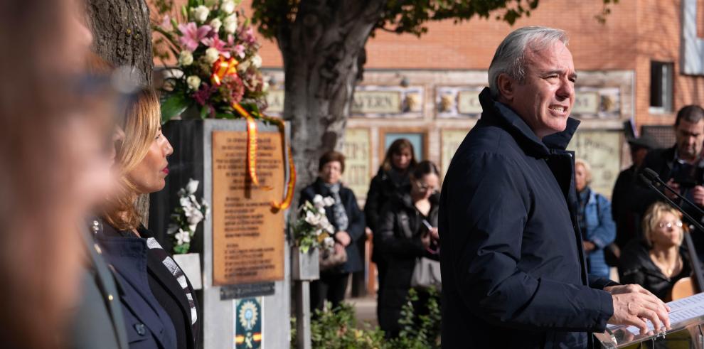 Jorge Azcón, en el homenaje a las víctimas del atentado en la Casa Cuartel de Zaragoza.
