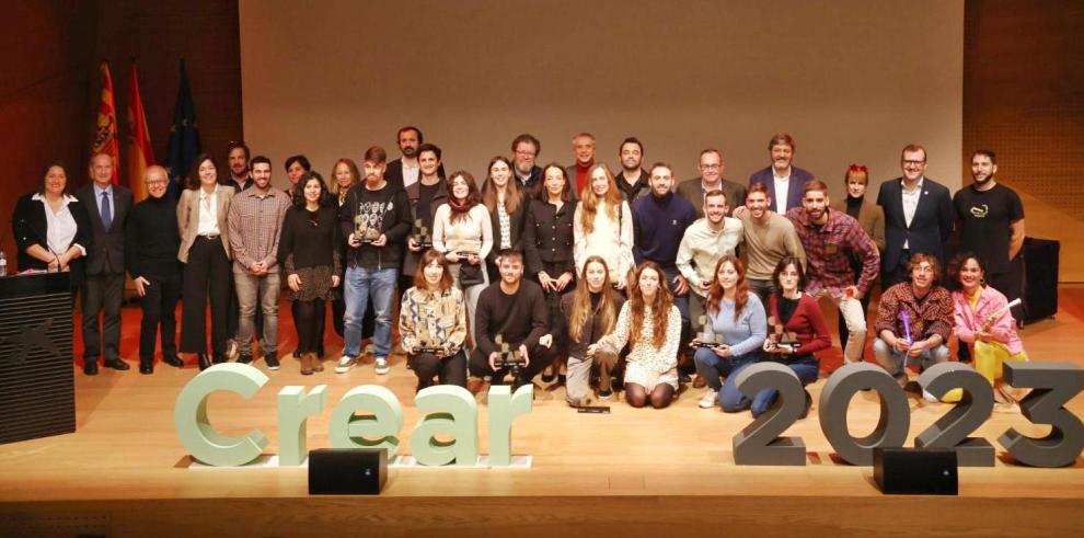 Instantánea con todos los premiados, jurado y artistas que han participado en la VI edición de los Premios CREAR