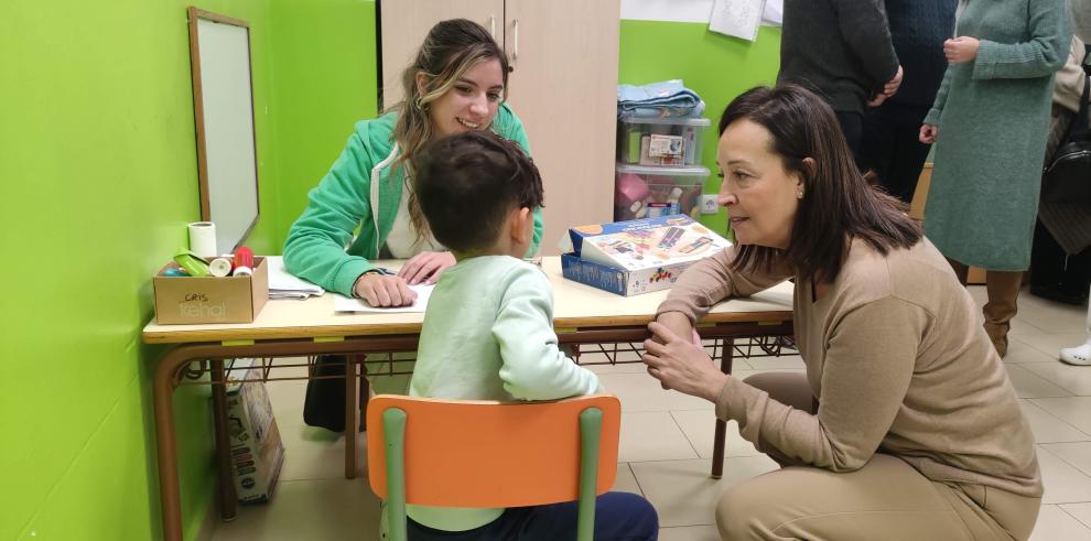 La consejera Susín ha podido ver cómo trabajan con los pequeños las profesionales del Centro de Atención Temprana en Monzón