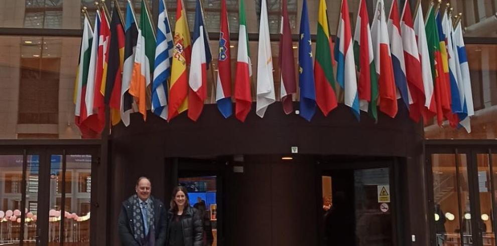 El director general de Protección a Consumidores y Usuarios, Antonio Villacampa, y la jefa de servicio de Normativa y Supervisión de Mercado, María Jesús Casasnovas representan a la Comunidad