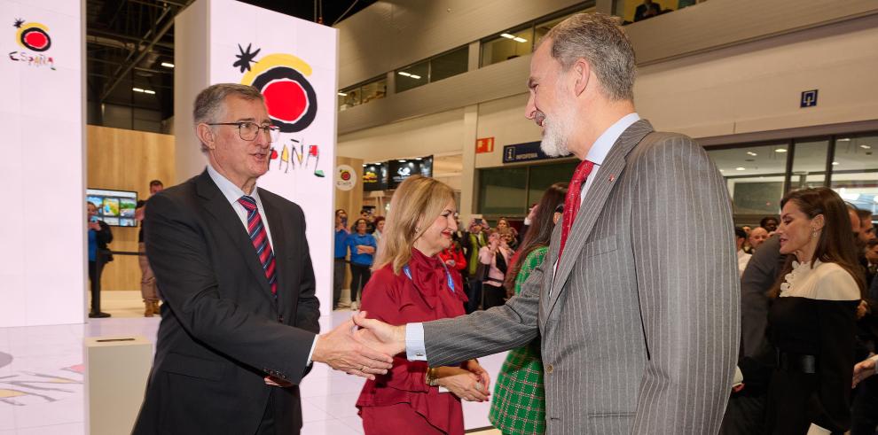 El consejero de Medio Ambiente y Turismo, Manuel Blasco, en la inauguración de Fitur saludando a su Majestad el Rey.