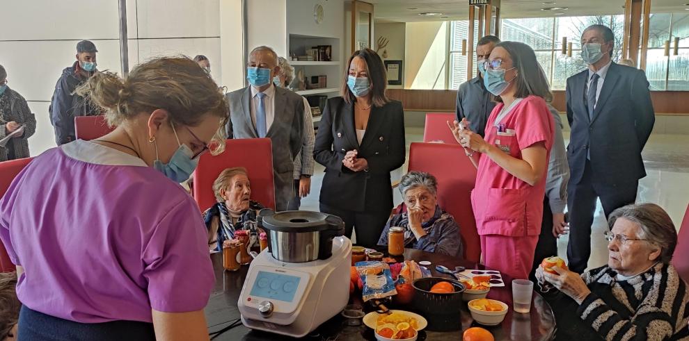 La consejera Susín y el gerente del IASS han visitado este jueves la residencia Elías Martínez, en Torrero