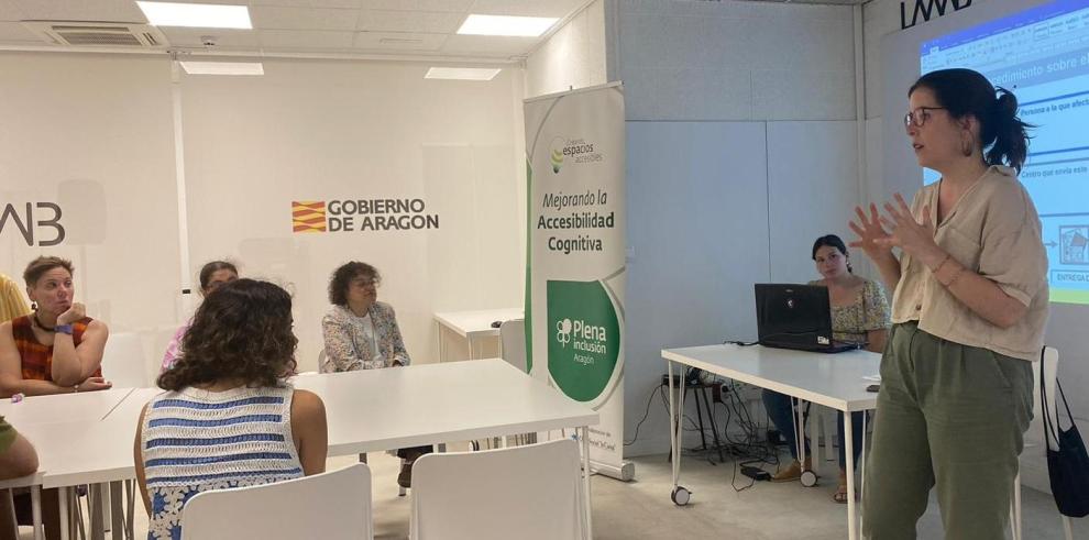 Una actividad en el LAAAB con Plena Inclusión.