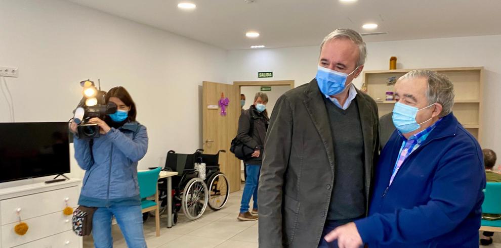 Jorge Azcón y José María López en la residencia de Adislaf, en el barrio zaragozano de Las Fuentes