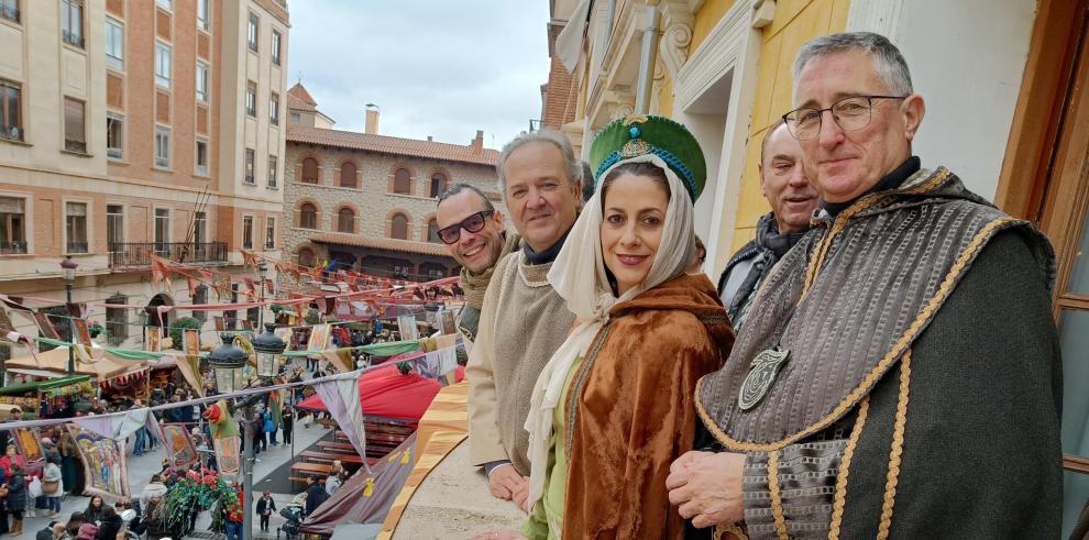 Blasco, en el balcón del Ayuntamiento de Teruel junto a la alcaldesa y los directores generales de Turismo y Cultura.
