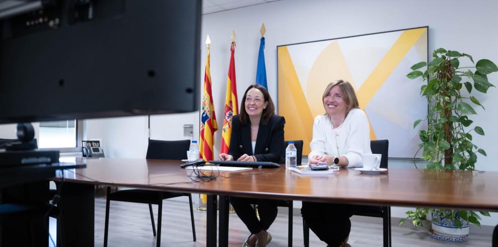 La consejera Carmen Susín y la DG de Inclusión Social y Voluntariado, María Charte, en un momento de la reunión