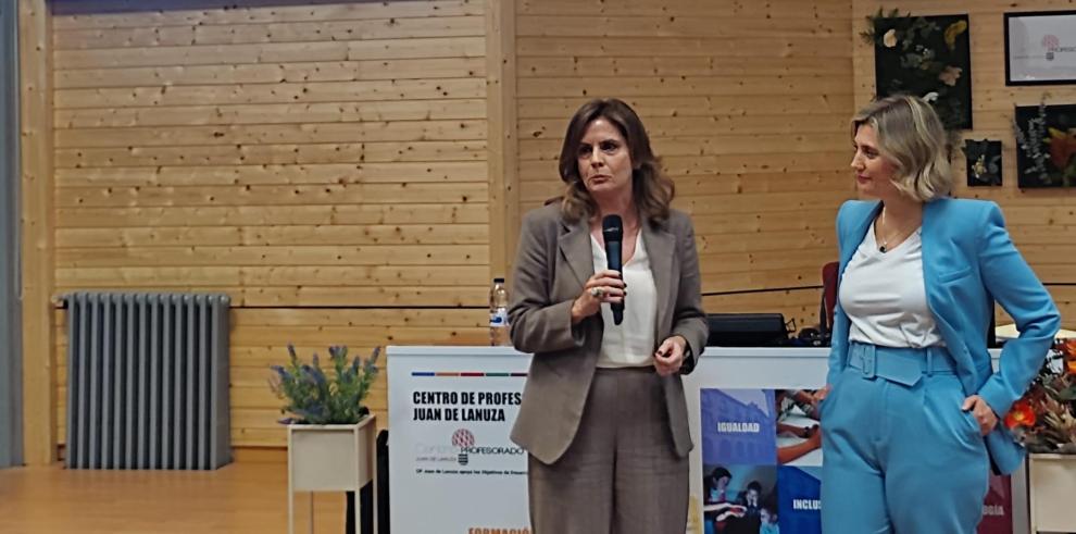 La directora general de Política Educativa, Ana Moracho, y la ponente Silvia Álava, en el Centro de Profesorado Juan de Lanuza.