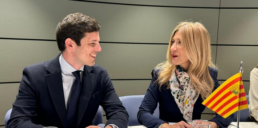 Mar Vaquero y Alberto Baños antes del inicio de la Conferencia Sectorial de Empleo y Asuntos Laborales