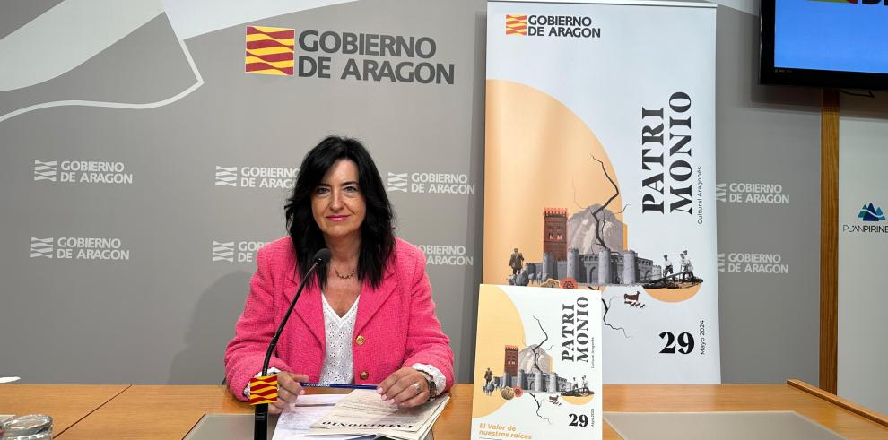 La directora general de Patrimonio Cultural, Gloria Pérez, en rueda de prensa hoy en el edificio Pignatelli.