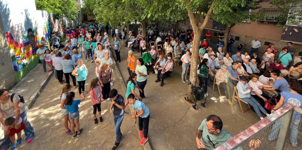 La grabación del baile de verano este 2024 se ha acompañado de la exposición de manualidades de los socios y socias y de música de acordeón en directo