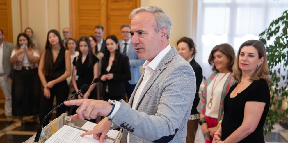 El presidente Azcón recibe a los alumnos con las mejores notas de la Evau en Aragón
