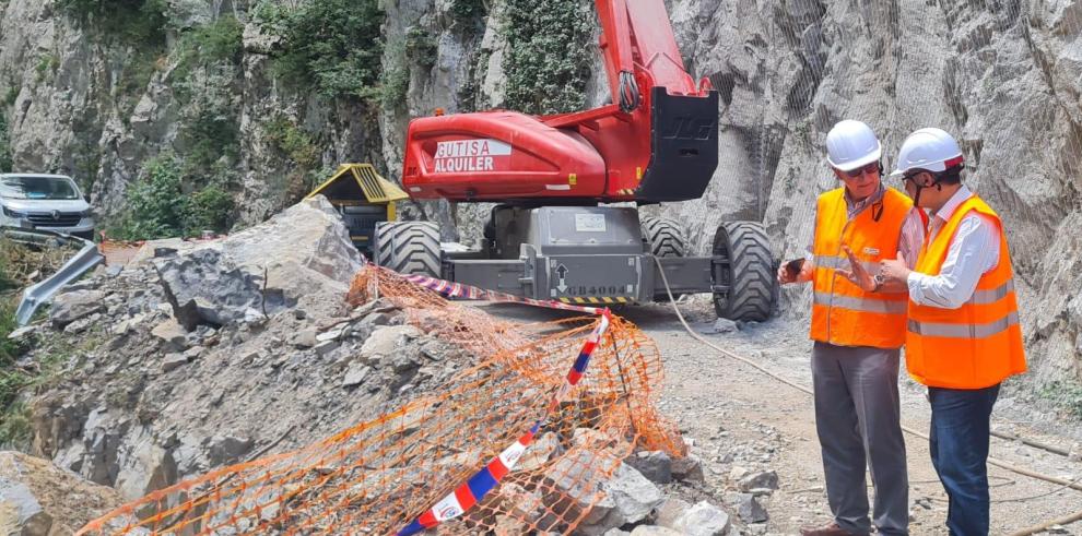 Miguel Ángel Arminio (izquierda) ha supervisado las obras en la A-1602, en Foz de Biniés.