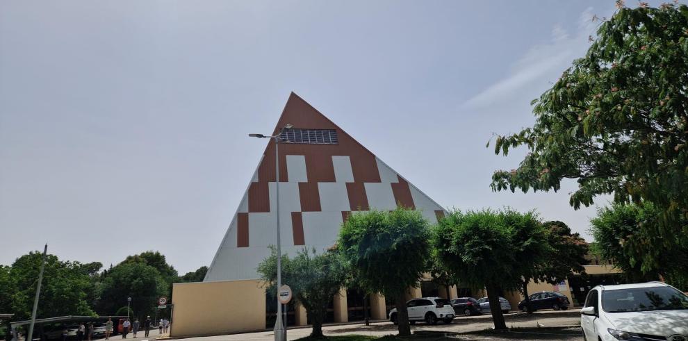 Imagen del edificio Pirámide de Huesca donde se celebran este domingo oposiciones a la DGA