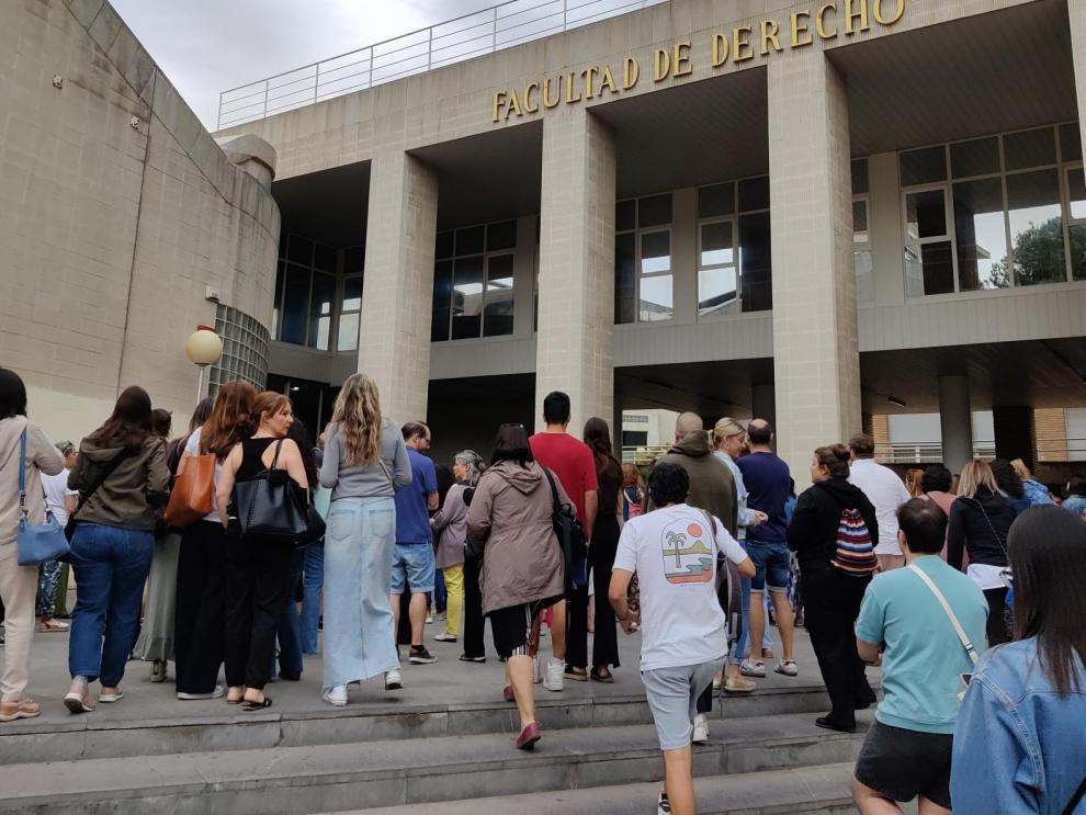 Opositores a auxiliar administrativo, esta mañana de 30 de junio, en la Facultad de Derecho en Zaragoza.