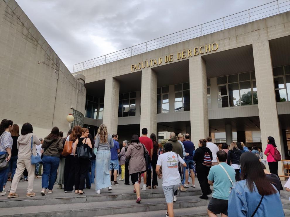 Opositores a auxiliar administrativo, esta mañana de 30 de junio, en la Facultad de Derecho en Zaragoza.