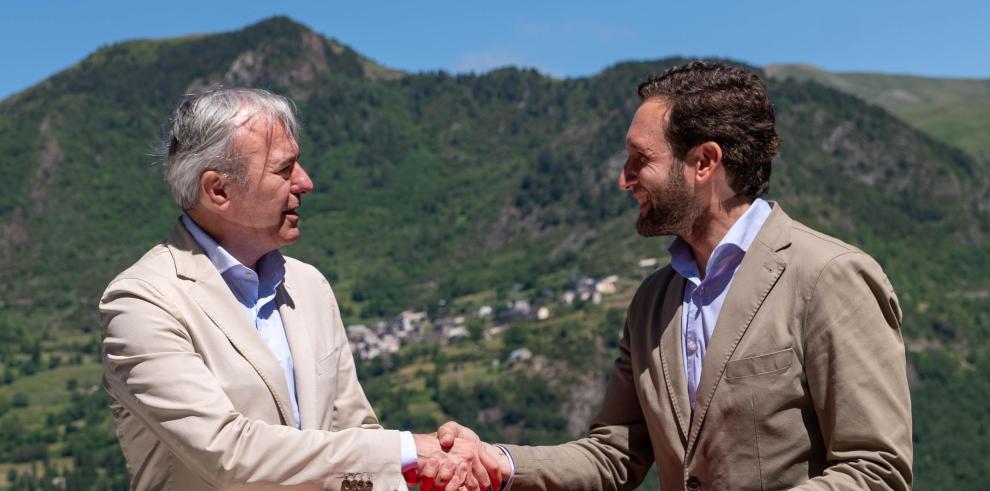 El presidente del Gobierno de Aragón, Jorge Azcón, y el presidente de la DPH, Isaac Claver, firman un convenio para el asfaltado de la pista entre Chía y Plan