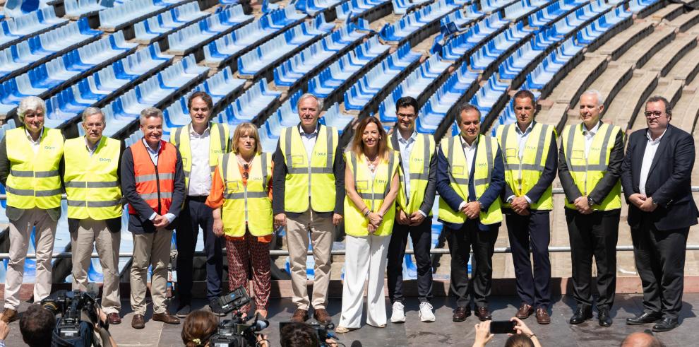Inicio de las obras de demolición en el gol sur de La Romareda.