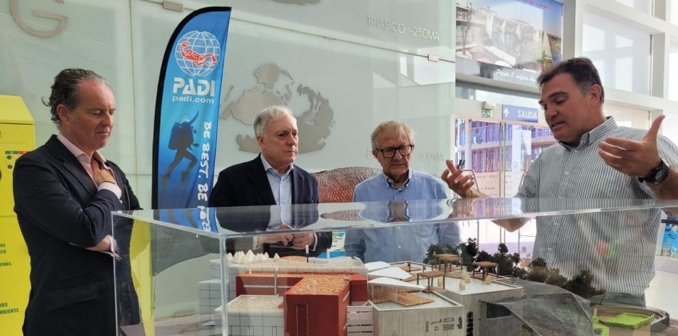 Octavio López, durante su visita al Acuario de Zaragoza.