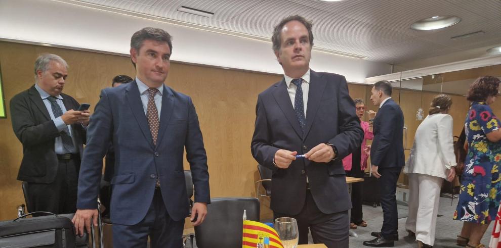 El consejero Roberto Bermúdez de Castro con el director general de Presupuestos, Ignacio Barquero (i), en el Consejo de Política Fiscal y Financiera.