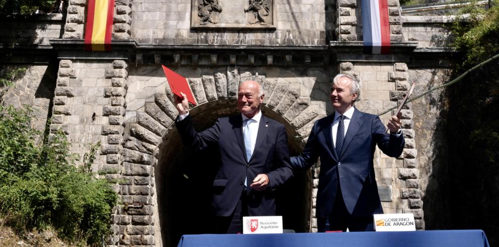 El presidente de Nueva Aquitania, Alain Rousset, y el presidente de Aragón, Jorge Azcón, en la firma del texto en defensa de la reapertura del Canfranc.