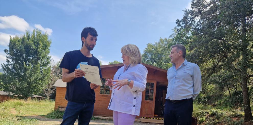 La consejera de Educación, Tomasa Hernández, con Eduard Jubert -representante de las familias de Caneto- y Luis Mallada, director general de Planificación, Centros y FP