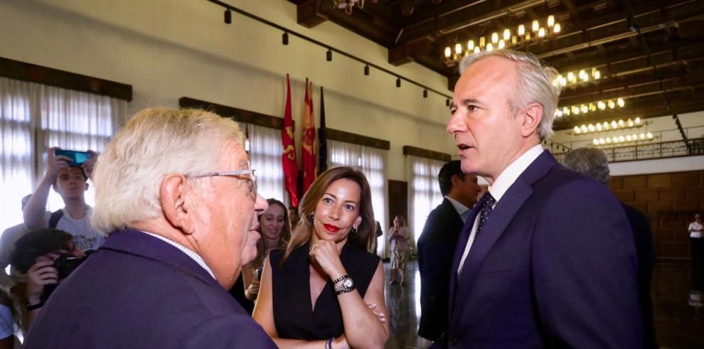 El presidente del Gobierno de Aragón, Jorge Azcón, clausura el acto de presentación de un macrosondeo elaborado por Periodismo 2030, Metroscopia y Fundación AXA, en una jornada titulada "Comunicación, incomunicación y comunicaciones’.