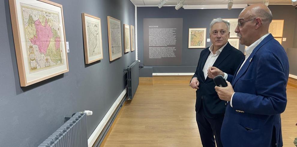 Octavio López, durante su visita, acompañado del comisario de la exposición.