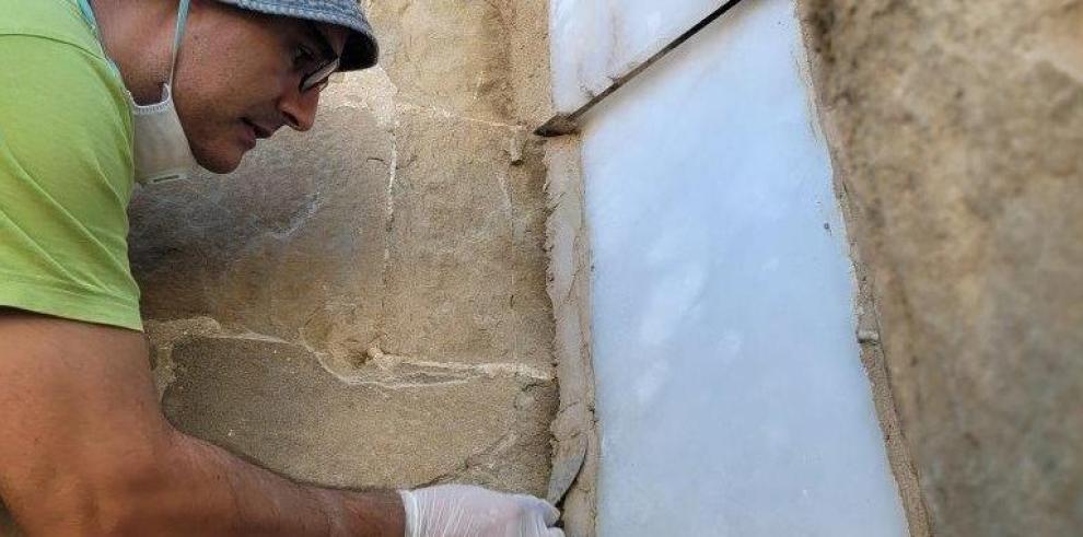 Colocación de un sistema de cerramiento con losas de alabastro en el exterior del muro de la Capilla de la Universidad Sertoriana, en el Museo de Huesca.