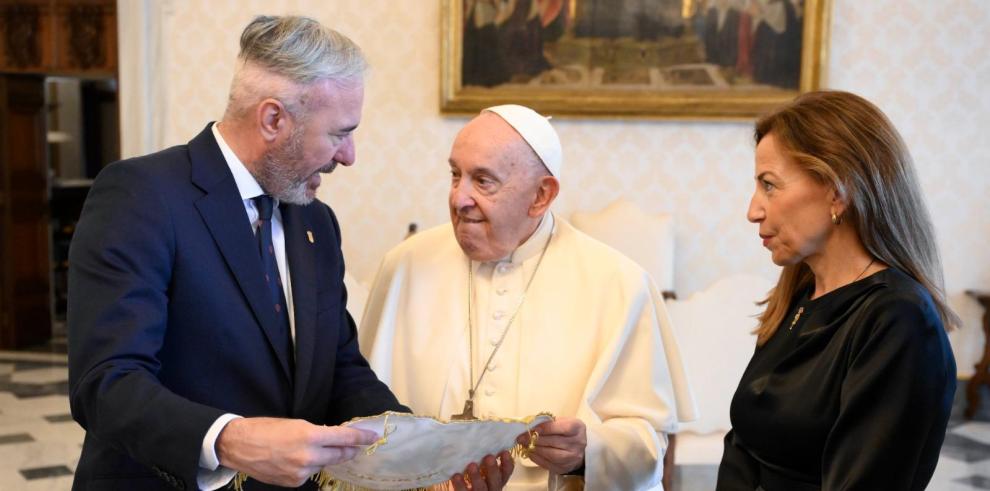 Entrega del manto bordado al Santo Padre.