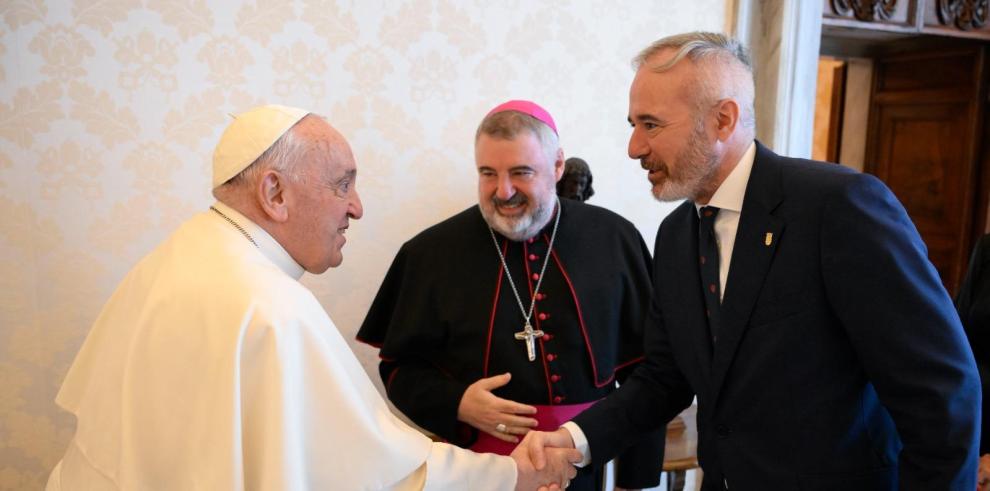 El presidente Azcón saluda al Santo Padre momentos antes de la audiencia en El Vaticano.