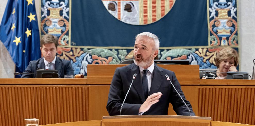 El presidente Azcón, durante su intervención en el pleno de las Cortes de este jueves.