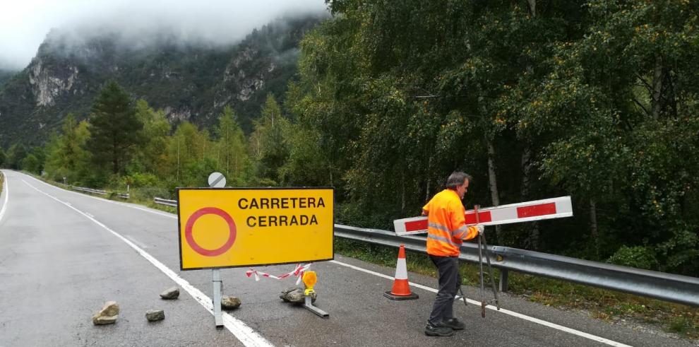 Momento en el que un operario de la Dirección General de Carreteras e Infraestructuras retira la valla que cortaba la A-138