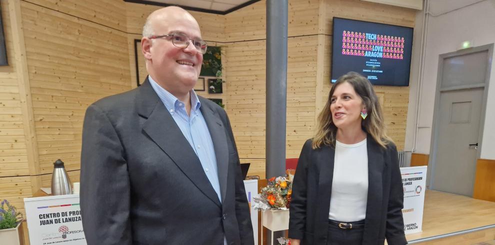 El director general de Personal, José María Cabello, y la responsable de Comunicación y Eventos del grupo Edelvives, Marta Costa.