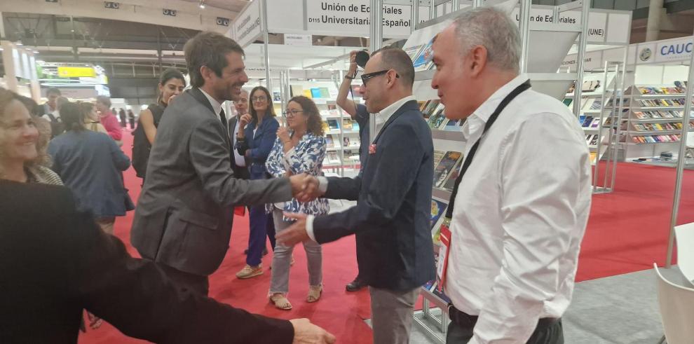 El ministro de Cultura, Ernest Urtasun, ha visitado el stand aragonés, donde ha sido recibido por el director general de Cultura, Pedro Olloqui.