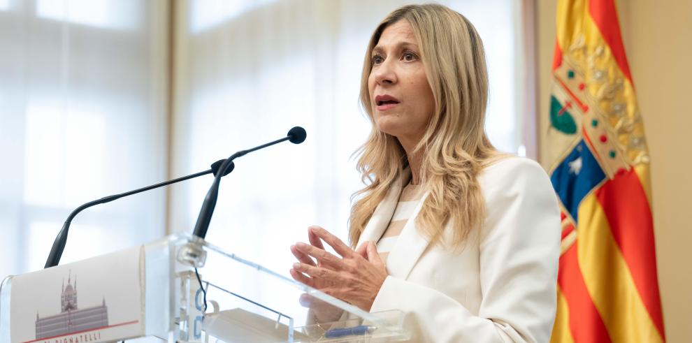 La vicepresidenta del Gobierno de Aragón, Mar Vaquero, durante su comparecencia tras las reuniones con todos los grupos parlamentarios.