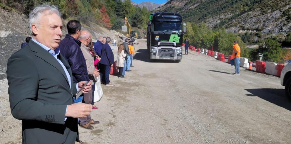 Octavio López ha sido testigo del paso del primer camión por el tramo reabierto de la A-136.