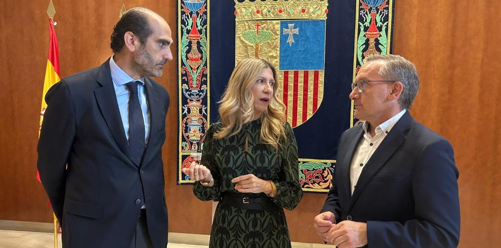 La vicepresidenta del Gobierno de Aragón, Mar Vaquero, junto a Daniel Rey, director del IAF; y Joaquín Juste, presidente de la DPT.