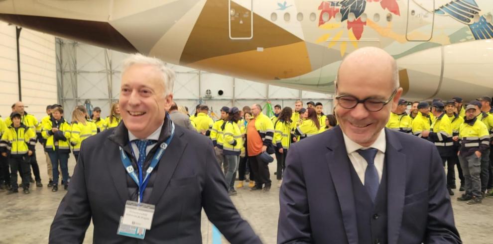 El consejero Octavio López y el CEO de Tarmac Aerosave, Alexandre Brun, durante la inauguración del segundo hangar.