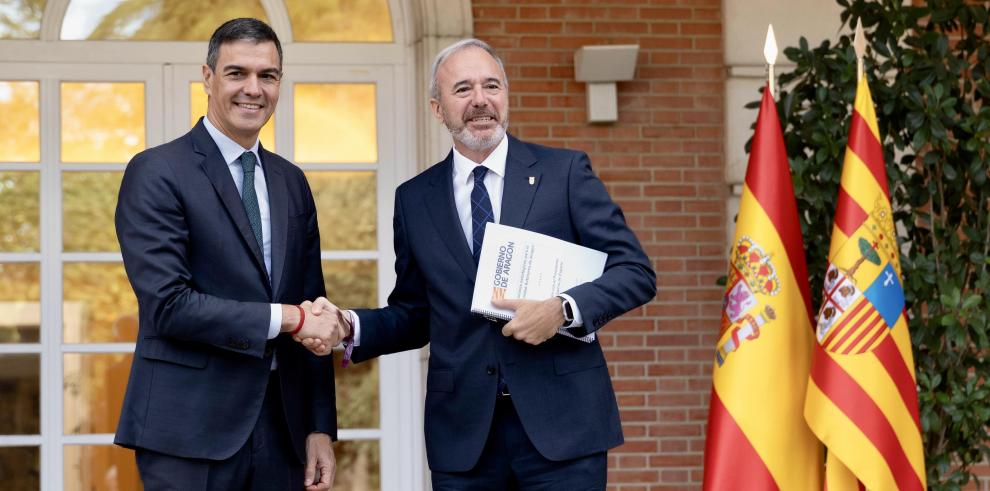 Jorge Azcón en la reunión con el presidente de España, Pedro Sánchez