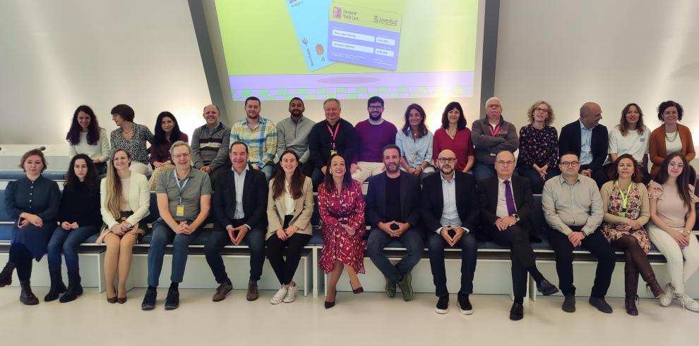 La consejera de Bienestar Social y Familia, Carmen Susín, y la directora gerente del IAJ, Cristina Navarro, con los representantes de 12 de los países pertenecientes a la Asociación Europea del Carné Joven