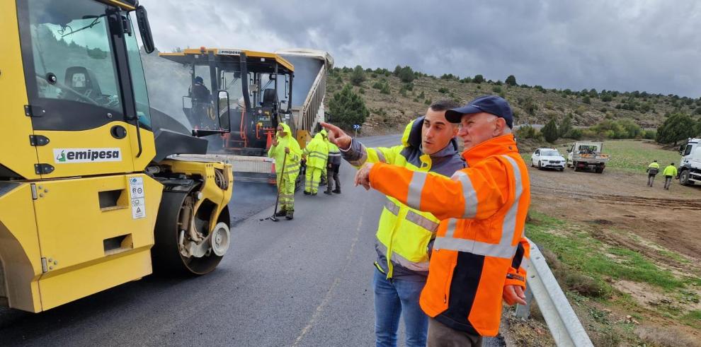 El director general de Carreteras, Miguel Ángel Arminio, supervisa las obras de la A-2520.