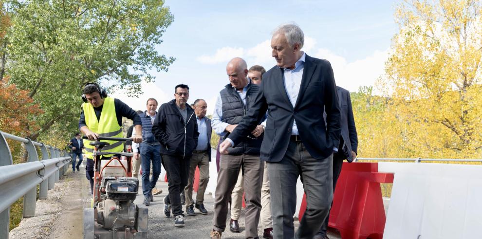 ALBARRACÍN-Octavio López visita las obras del Itinerario 9 del Plan Extraordinario de Carreteras en el puente de la A-1703 junto a la intersección con la A-1512