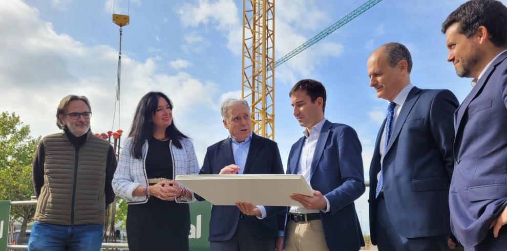 Octavio López visita el inicio de las obras de una promoción de 90 viviendas de protección oficial en Huesca.